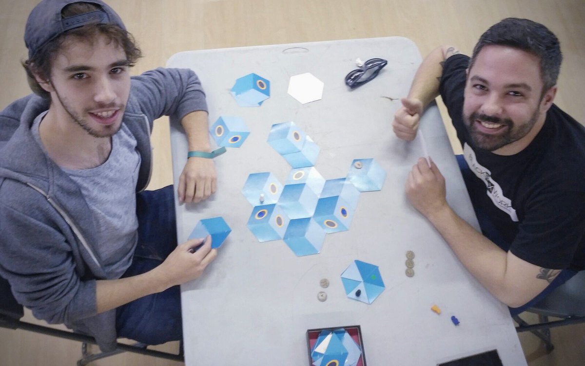 Jugando a Last Message con el co-creador de Hexo <a href="/somhi_games/">Som-hi Games</a> en #iludo2018