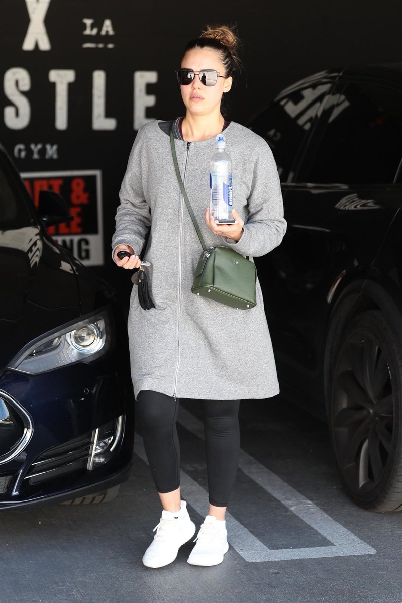JAlbaFrance's tweet photo. #CANDID : @jessicaalba se rendant à son cours de gym à Los Angeles ce 19 Mars. https://t.co/vwvXKdosZu https://t.co/q0OxDs52St