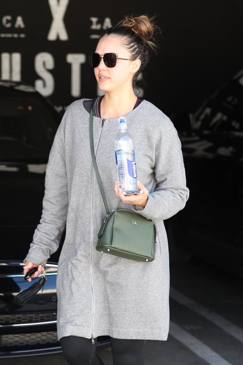 JAlbaFrance's tweet photo. #CANDID : @jessicaalba se rendant à son cours de gym à Los Angeles ce 19 Mars. https://t.co/vwvXKdosZu https://t.co/q0OxDs52St