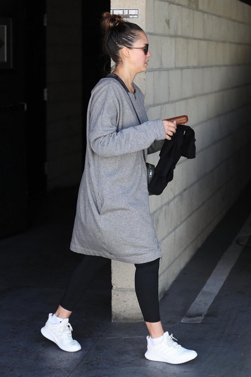 JAlbaFrance's tweet photo. #CANDID : @jessicaalba quittant son cours de gym à Los Angeles ce 19 Mars. https://t.co/c5S5BXvYWX https://t.co/CFIfPT70XW