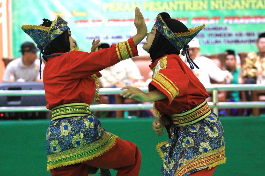 imam_nahrawi's tweet photo. #AsianGames2018 adl pertama kali pencaksilat dipertandingkan.Pemerintah akan perjuangkan pencaksilat hingga Olimpiade. 

Saya sampaikan ini saat membuka Pekan Pesantren Nusantara 2018, Bahrul Ulum Cup II di Pesantren Bahrul Ulum,Jombang.

Ayo gelorakan pencaksilat mendunia.-IN https://t.co/DRbds6X7xm