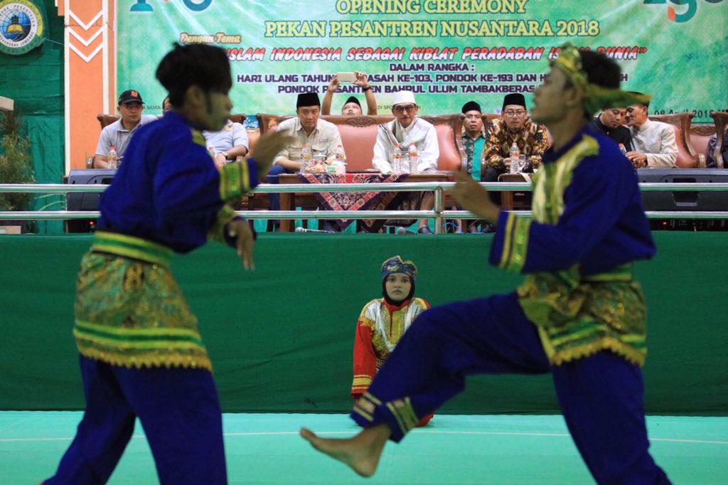 imam_nahrawi's tweet photo. #AsianGames2018 adl pertama kali pencaksilat dipertandingkan.Pemerintah akan perjuangkan pencaksilat hingga Olimpiade. 

Saya sampaikan ini saat membuka Pekan Pesantren Nusantara 2018, Bahrul Ulum Cup II di Pesantren Bahrul Ulum,Jombang.

Ayo gelorakan pencaksilat mendunia.-IN https://t.co/DRbds6X7xm