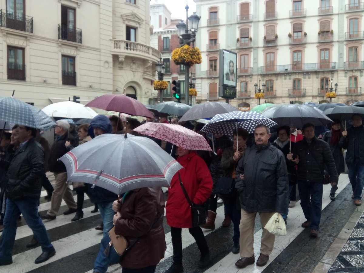 GranadaSinTren's tweet photo. No importa que llueva. Se abren paraguas y se sigue pidiendo que vuelva el #tren a #Granada. #3añossintrengr https://t.co/kMLTBsdYDW
