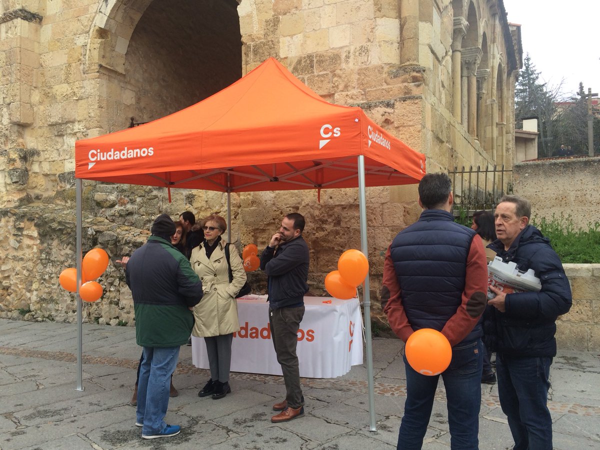 Hemos pasado la mañana en la Avenida del Acueducto con compañeros de <a href="/SegoviaCs_/">Ciudadanos Segovia</a>  informando de nuestro proyecto a los segovianos