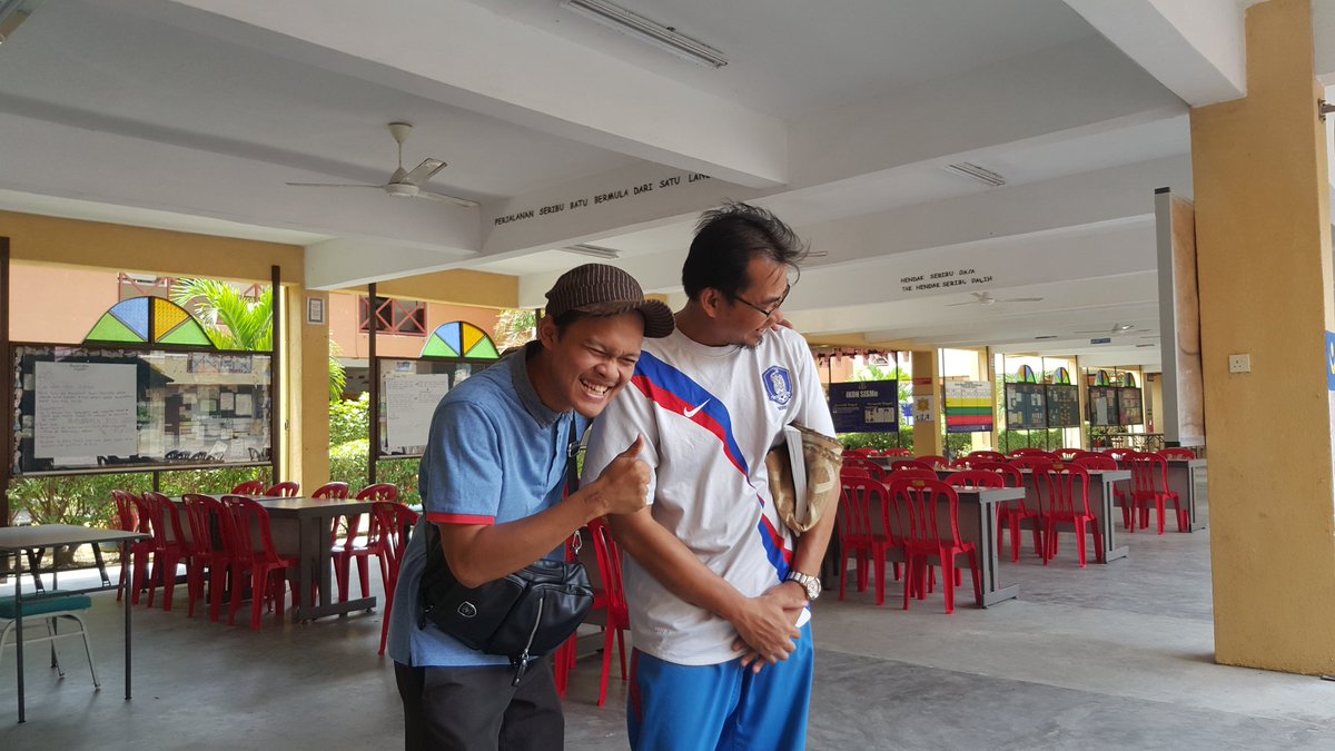 aimanboleh's tweet photo. Cikgu yang paling bergaya, tegas tapi kadang2 boleh buat gurau/sporting. That is cikgu Zamir guys! #SBPIS #AlumniSBPIS @AlumniSBPIS @deZlatanera https://t.co/LnEUu213bM