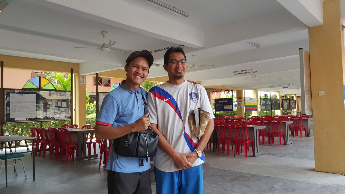 aimanboleh's tweet photo. Cikgu yang paling bergaya, tegas tapi kadang2 boleh buat gurau/sporting. That is cikgu Zamir guys! #SBPIS #AlumniSBPIS @AlumniSBPIS @deZlatanera https://t.co/LnEUu213bM