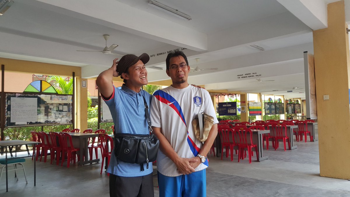 aimanboleh's tweet photo. Cikgu yang paling bergaya, tegas tapi kadang2 boleh buat gurau/sporting. That is cikgu Zamir guys! #SBPIS #AlumniSBPIS @AlumniSBPIS @deZlatanera https://t.co/LnEUu213bM