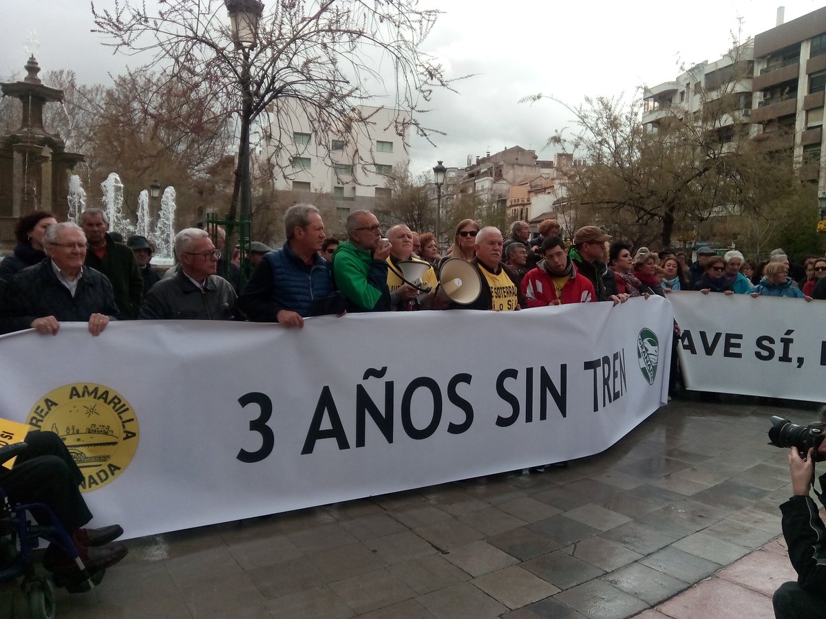 GranadaSinTren's tweet photo. Hemos finalizado la marcha en #FuenteBatallas. #3añossintrengr https://t.co/KjdyTue67r