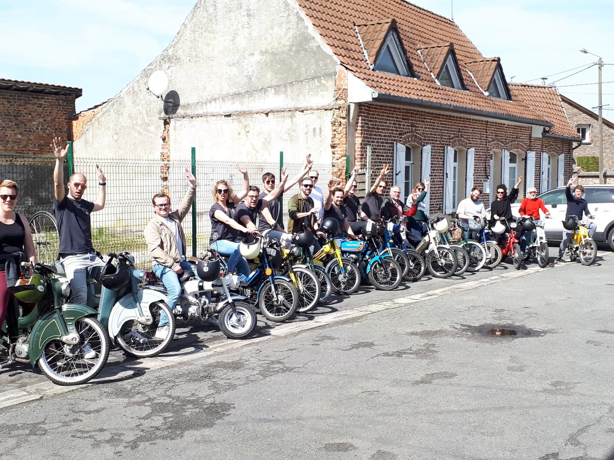 dmatjieu's tweet image. Hey @PeterDecroubele #ParisRoubaix2018 we staan klaar met de #blindtigers 17 oude mobylettes volgen de koers. Support #sepvanmarcke . Einde van #wallers starten we.