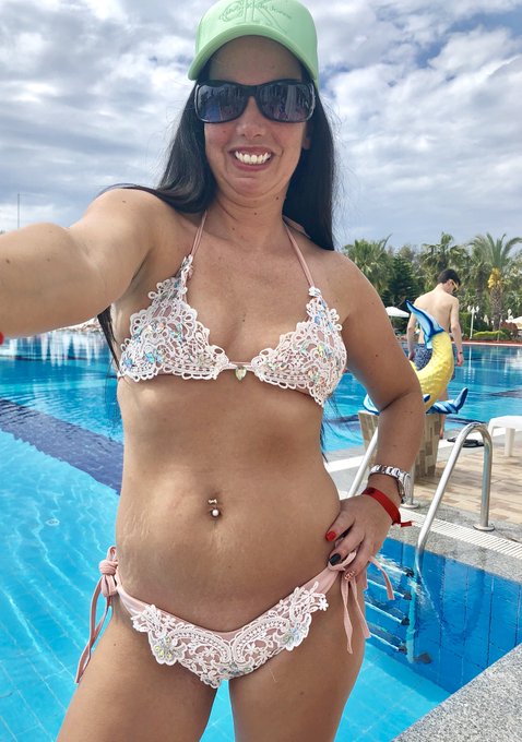 Wer kommt mit schwimmen ? 😎 #pitlane #sweet #womeninsport #model #babe #workout #hotbabes #workoutmotivation<a href="/tag/pitlane"class="tags">#pitlane</a><a href="/tag/sweet"class="tags">#sweet</a><a href="/tag/womeninsport"class="tags">#womeninsport</a><a href="/tag/blogger"class="tags"><span>#blogger</span></a><a href="/tag/model"class="tags"><span>#model</span></a><a href="/tag/fitness"class="tags"><span>#fitness</span></a><a href="/tag/workout"class="tags"><span>#workout</span></a><a href="/tag/body"class="tags"><span>#body</span></a><a href="/tag/fit"class="tags"><span>#fit</span></a><a href="/tag/style"class="tags"><span>#style</span></a>