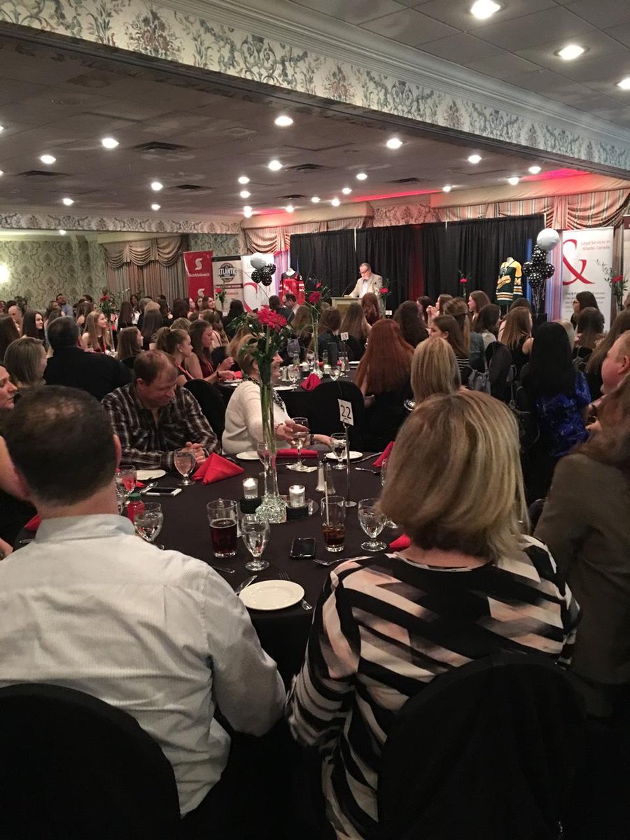 2018BanFemATL's tweet photo. Thank you @jeffhutcheson for taking control of the podium #packedhouse @RoddVacations https://t.co/H5MtGdE7Uy