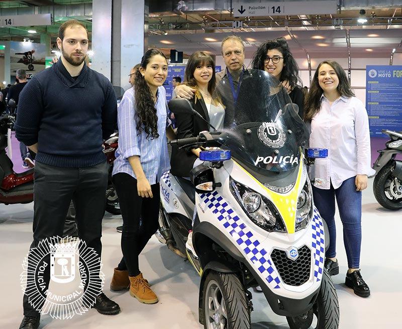 policiademadrid's tweet photo. Estupendo trabajo sobre siniestralidad de nuestros alumnos en prácticas de #Criminologia @urjc , presentado en @vivelamoto en la @feriademadrid

Enhorabuena a Diana, Lara, Rubén, Sandra y Tania, y a su tutor, el policía Manuel, de la Unidad de Atestados de PM. #CampañaMotos https://t.co/R68OCrGFY0