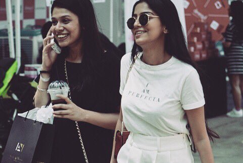 Style_Cracker's tweet photo. The #SCBorough is the perfect way to spend your Sunday. Shop some of India's most exciting fashion brands, sip on cold beer and cocktails, take a bite out of life with delicious treats and just soak up the good vibes 💕 Visit us at the Mahalaxmi Racecourse till 10pm tonight 🍻 https://t.co/ZC88bI6WSd