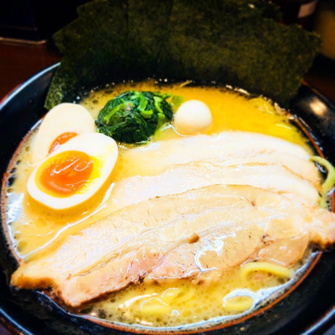 l_17l's tweet photo. ひっさびさのラーメン🙌

こってりしたの1番すき！
たまに食べるの美味しいよねぇ😊

明日から学校頑張ろう👊 https://t.co/YKaJb3UVO5