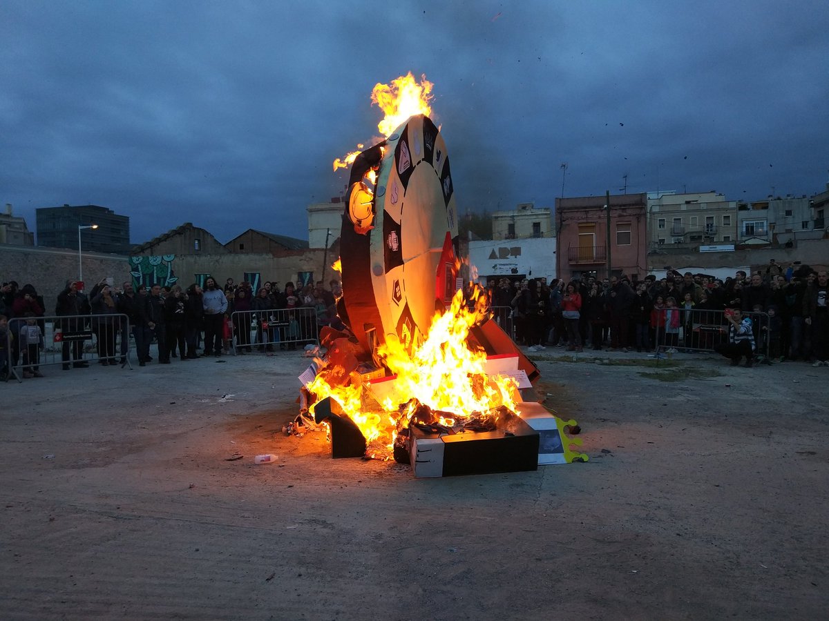 neticlar's tweet photo. I vam cremar la Falla “País de Pandereta" de @espaipv a #Barcelona. Comencen les Falles 2019! #FallesBCN2018 #Falles #Fallespopulars https://t.co/yl47JHGtaa