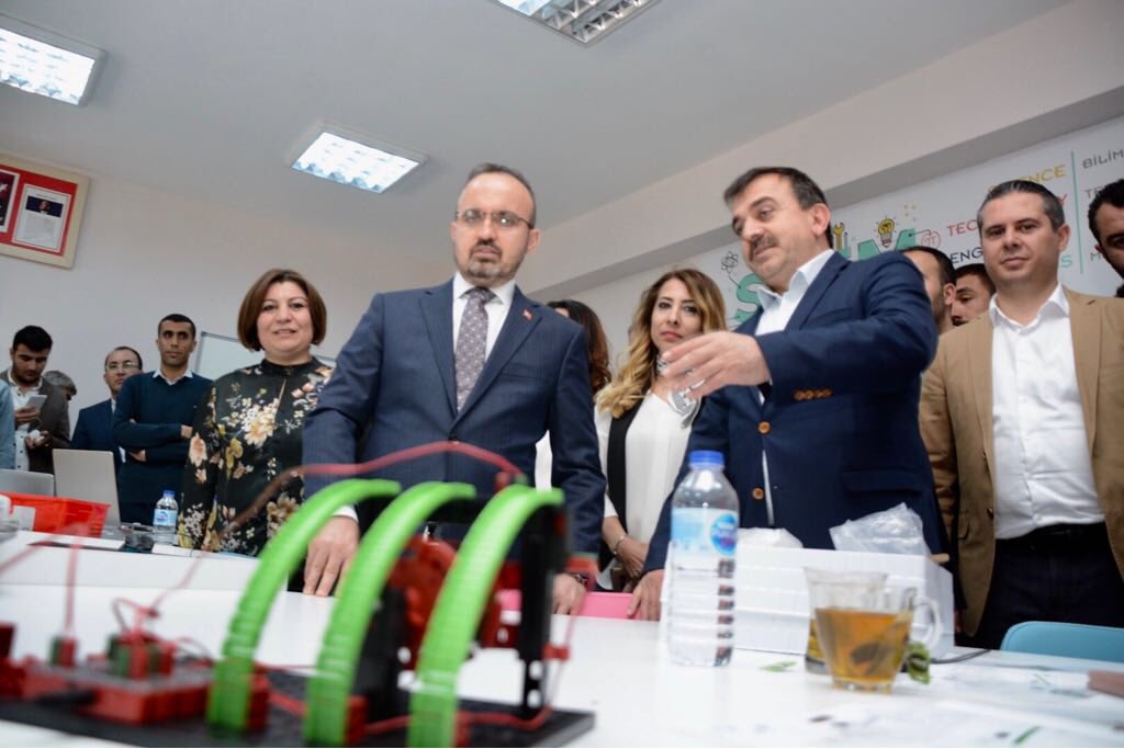 turanbulent's tweet photo. "Eko STEM ile Her Şeye DEĞER Projesi" için Çanakkale Turgut Reis Ortaokulumuzda bulunan sayılı laboratuvarlar arasındaki, teknolojinin gelişimine önemli katkılar sağlayacağına inandığımız STEM laboratuvarımızı ziyaret ederek öğretmenlerimizle bir araya geldik. https://t.co/pg6Q92xek0