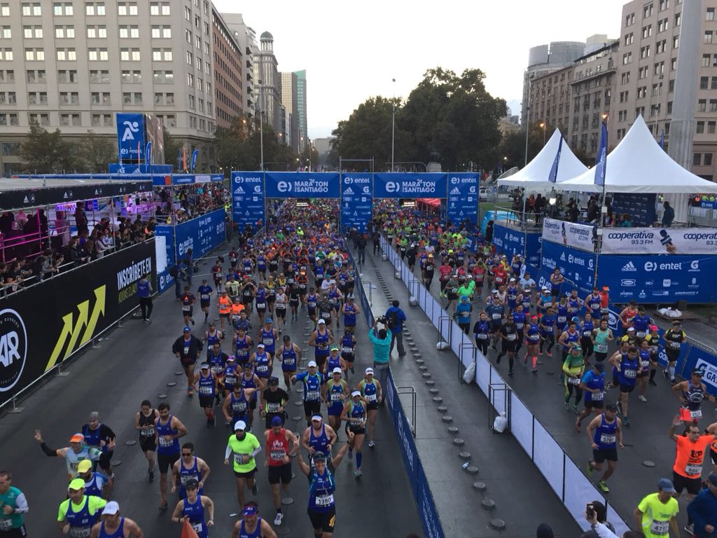Comenzó la fiesta deportiva más grande de Chile. #DejamosHuella #tenemoscalle #@maratonsantiago