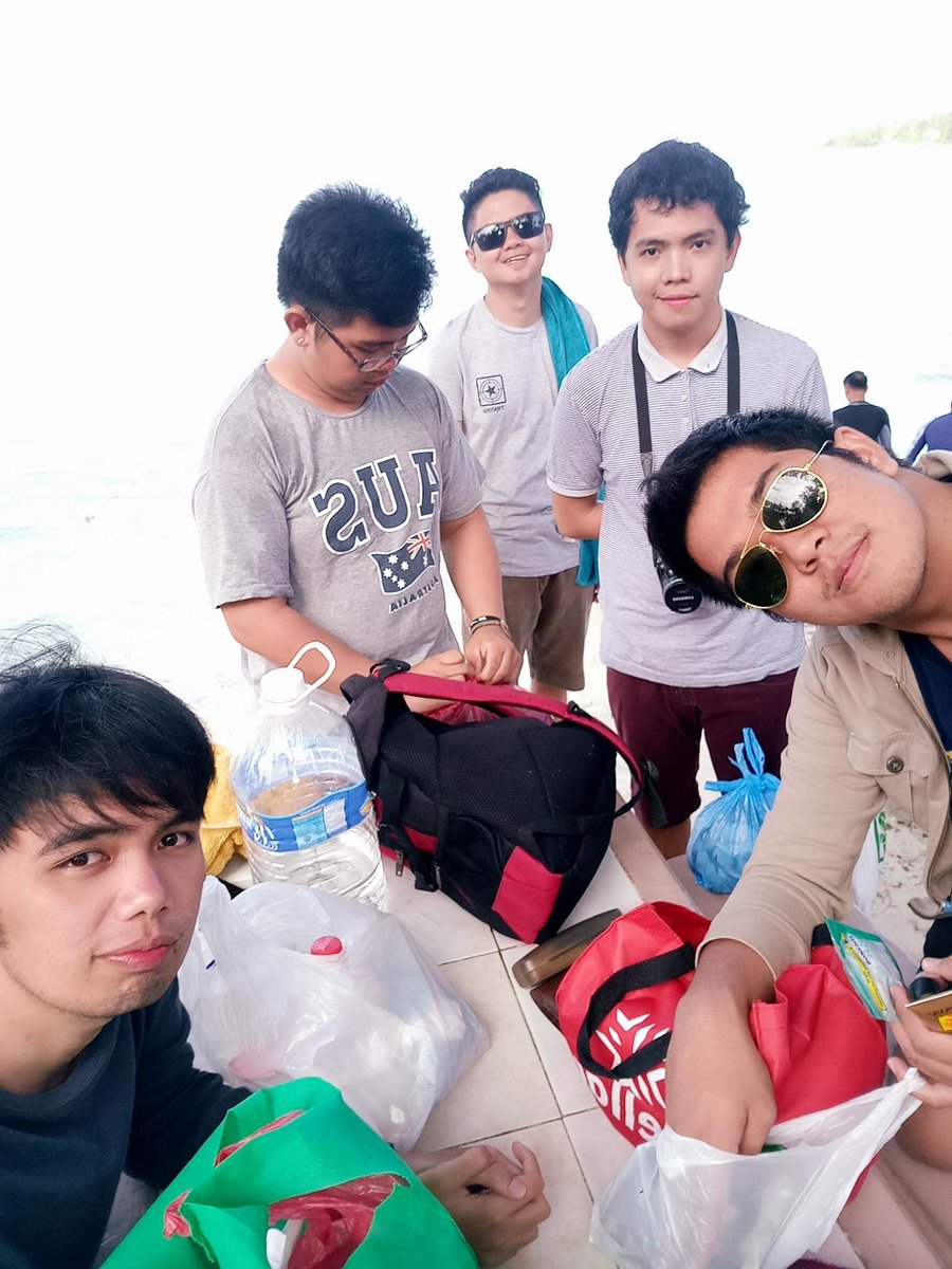 arizdigitalart's tweet photo. insert @glyziepauline here.
sausage fest na nuon. lols #bantayanIsland #HSsquad https://t.co/XQ7a1PblAe
