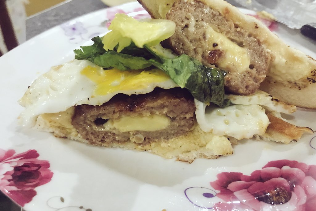 timmi00's tweet photo. Lels ... stuffed burger ala cham.... ba.... haha https://t.co/xHTcNxRr2L