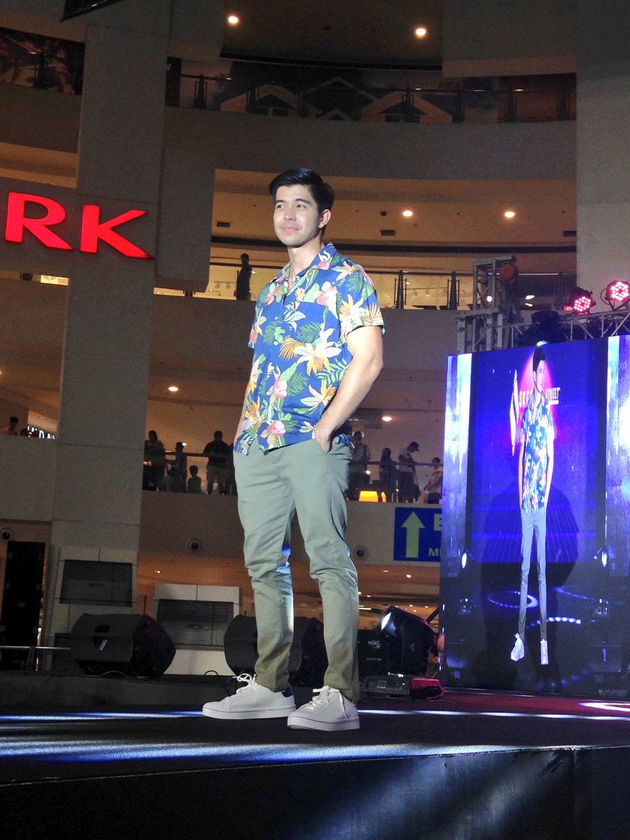 manilabulletin's tweet image. LOOK: Gerald Anderson, @MissMarisRacal, @Kbalinger, @iamKarenReyes17, Dianne Medina, and Rodjun Cruz strut the tropical flair this season with Skechers Summer 2018 sneakers collection. #SkechersMoveInStyle #SkechersPH