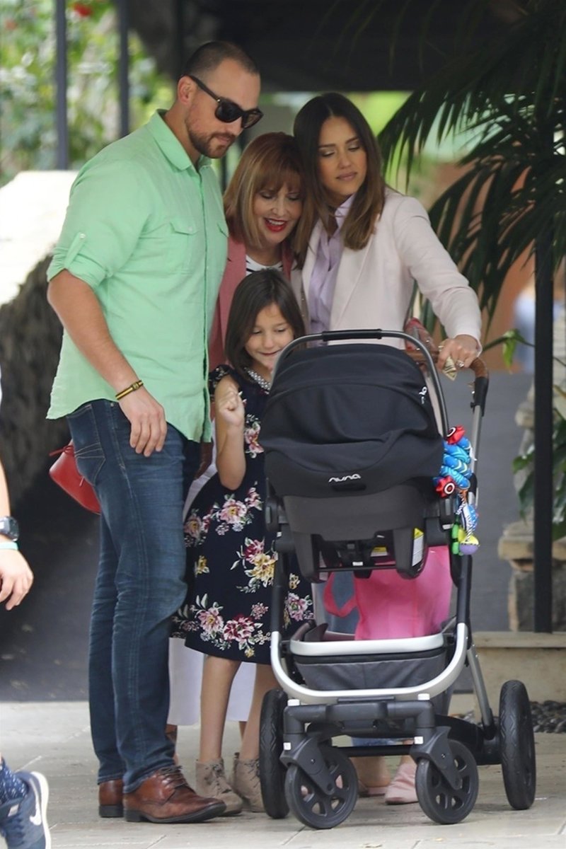 JAlbaFrance's tweet photo. #CANDID : @jessicaalba quittant l'hôtel Bel Air à Los Angeles ce 1er Avril. https://t.co/agFRjwmXpB https://t.co/JllpeJ8ddF