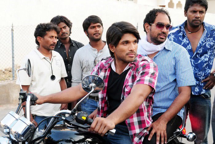 BunnyFreak3's tweet photo. RT @TrendsAlluArjun: Working stills of VEDAM movie 

#HBDBelovedAlluArjun https://t.co/citCx7JzPZ