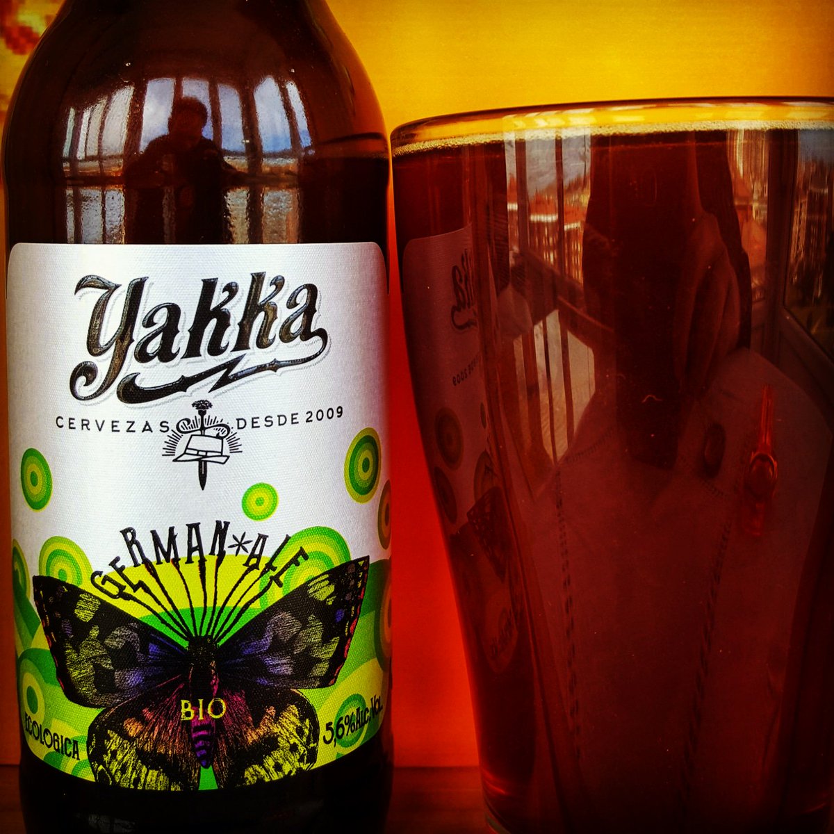 Portal_cerveza's tweet photo. #cerveceando en #Domingo con @Cervezas_Yakka y su #amberale bio German. cobriza en aspecto, desprende toques maltosos en nariz, así como un agradable recuerdo a caramelo en boca. ¿quieres descubrirla por entero? entonces #ElCompendio del #juernes es tu referencia! https://t.co/2clFeK9zkc
