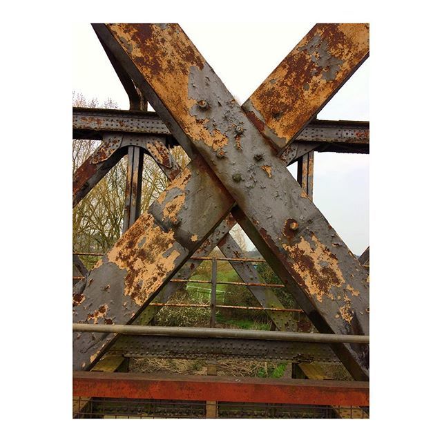 JessBrownArtist's tweet photo. Came across this beautiful disused railway bridge on the edge of #stratforduponavon walking with Janey Green @sliceofslim #sliceofslim #landscape  #industrialstyle #ironbridge #inspo #art #process #visualartist #rustybridge .
.
.
.
.
.
.
.
.
.
#artogram … https://t.co/y2sL7yBXA7 https://t.co/hREHYok4iI