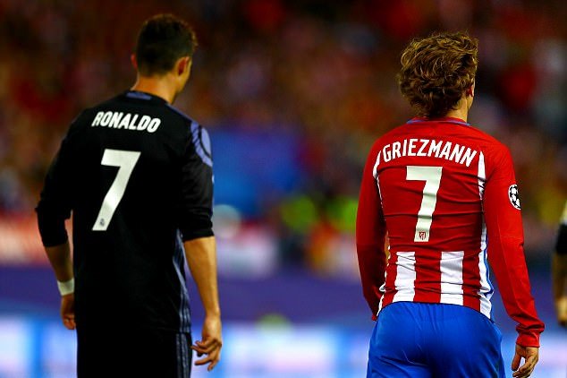 scorebeegame's tweet image. Günün maçında Real Madrid, Atletico Madrid&apos;i ağırlıyor. Ronaldo ile Griezmann&apos;ın karşılaşması için senin skor tahminin ne?

Sen de #ScoreBee&apos;den tahminini yap, tuttuğun takımın kombinesi ve PlayStation VR başta olmak üzere büyük ödülleri kazanma şansı yakala.