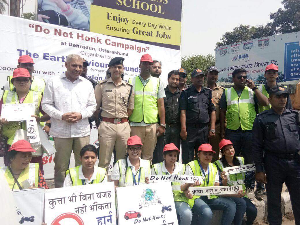 DehradunPolice's tweet image. सडक पर वाहन चलाते समय अनावश्यक रूप से हार्न के प्रयोग से ध्वनि प्रदूषण के मानकों में हो रही वृद्धि के दृष्टिगत् आमजनमानस को संवेदनशील करने के उद्देश्य से #DoonPolice द्वारा विभिन्न स्वयंसेवी संस्थाओं के साथ #DoNotHonkCampaign चलाया जा रहा है।
#NoisePolution
#PublicAwareness