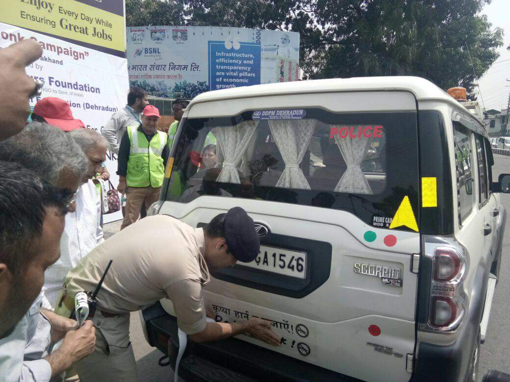 DehradunPolice's tweet image. सडक पर वाहन चलाते समय अनावश्यक रूप से हार्न के प्रयोग से ध्वनि प्रदूषण के मानकों में हो रही वृद्धि के दृष्टिगत् आमजनमानस को संवेदनशील करने के उद्देश्य से #DoonPolice द्वारा विभिन्न स्वयंसेवी संस्थाओं के साथ #DoNotHonkCampaign चलाया जा रहा है।
#NoisePolution
#PublicAwareness