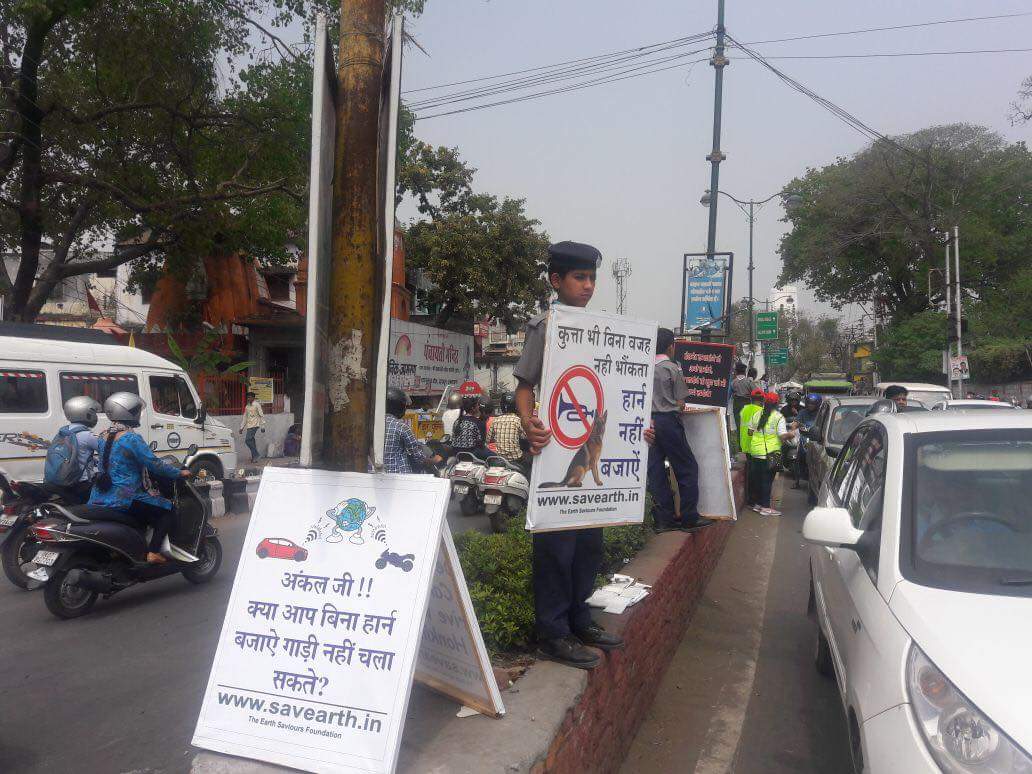 DehradunPolice's tweet image. सडक पर वाहन चलाते समय अनावश्यक रूप से हार्न के प्रयोग से ध्वनि प्रदूषण के मानकों में हो रही वृद्धि के दृष्टिगत् आमजनमानस को संवेदनशील करने के उद्देश्य से #DoonPolice द्वारा विभिन्न स्वयंसेवी संस्थाओं के साथ #DoNotHonkCampaign चलाया जा रहा है।
#NoisePolution
#PublicAwareness