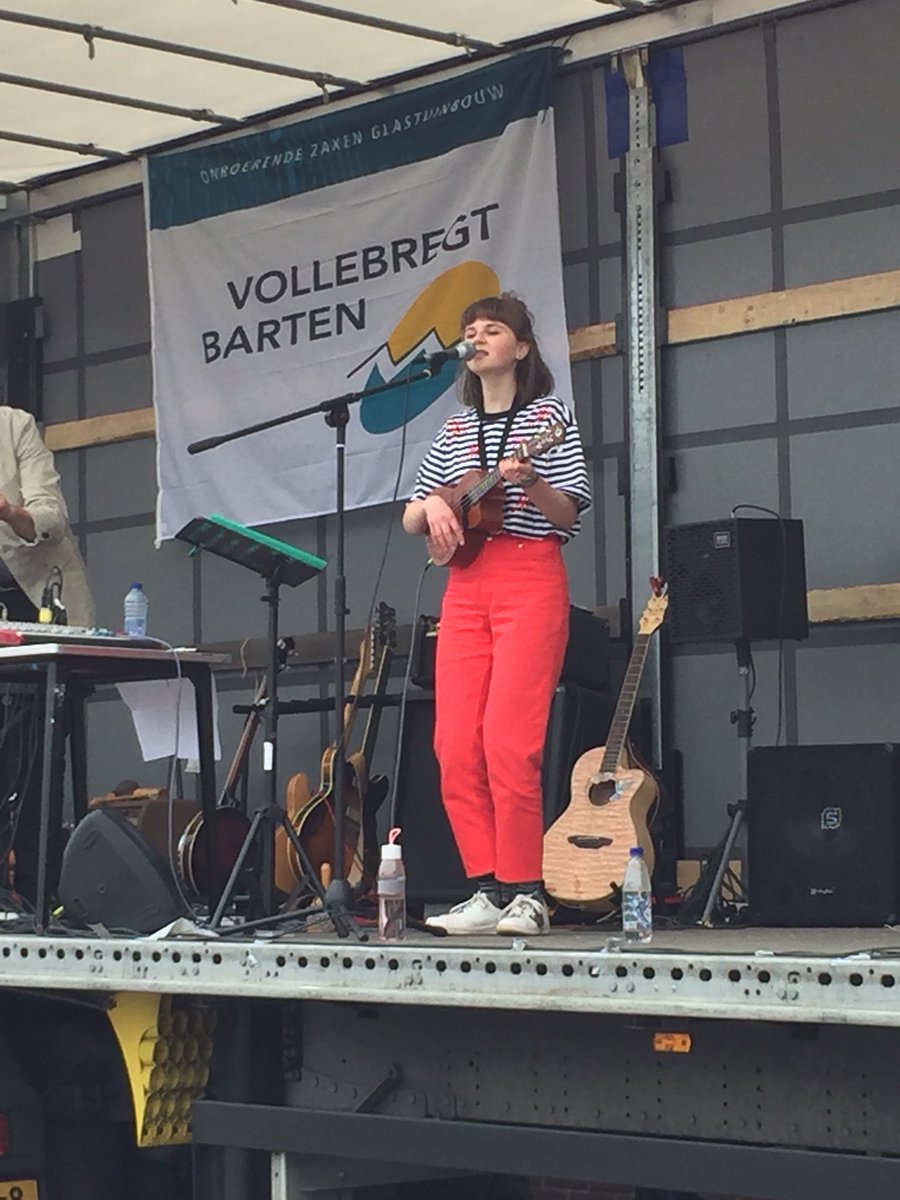Sfeervol optreden van Babette Zwinkels tijdens Kom in de Kas op het <a href="/volbar/">Vollebregt-Barten</a> podium.