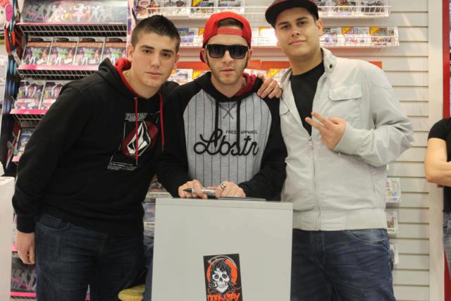 AlexCarta28's tweet photo. @yotobi Foto con Salmo risalente all'instore di Midnite e la foto con Merluzzo al Giocomix 2017 https://t.co/tfbq4DiSU8