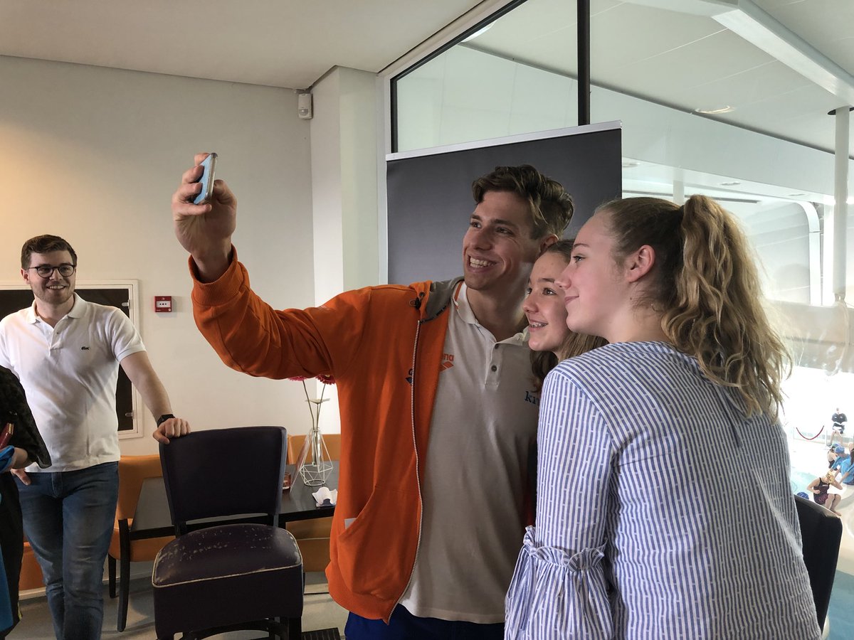 KNZBned's tweet photo. โ | Leren jullie nogsteeds nieuwe technieken? Hoe vind je het om een bekende zwemmer te zijn?
๐ | Vanmiddag konden prijswinnaars van de Meet&Greet hun vraag stellen aan Kyle Stolk en Ranomi Kromowidjojo!
#SCDH18 https://t.co/dAdH1OJHNh