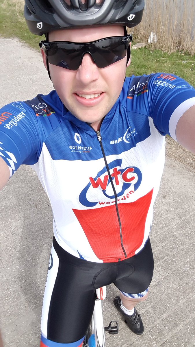 SnijderWiebe's tweet photo. Lenteweer. Heerlijk dit. Korte broek en mouwen.#mooiweer #cycling #Lente #wielrennen https://t.co/Wli5Op1TXR