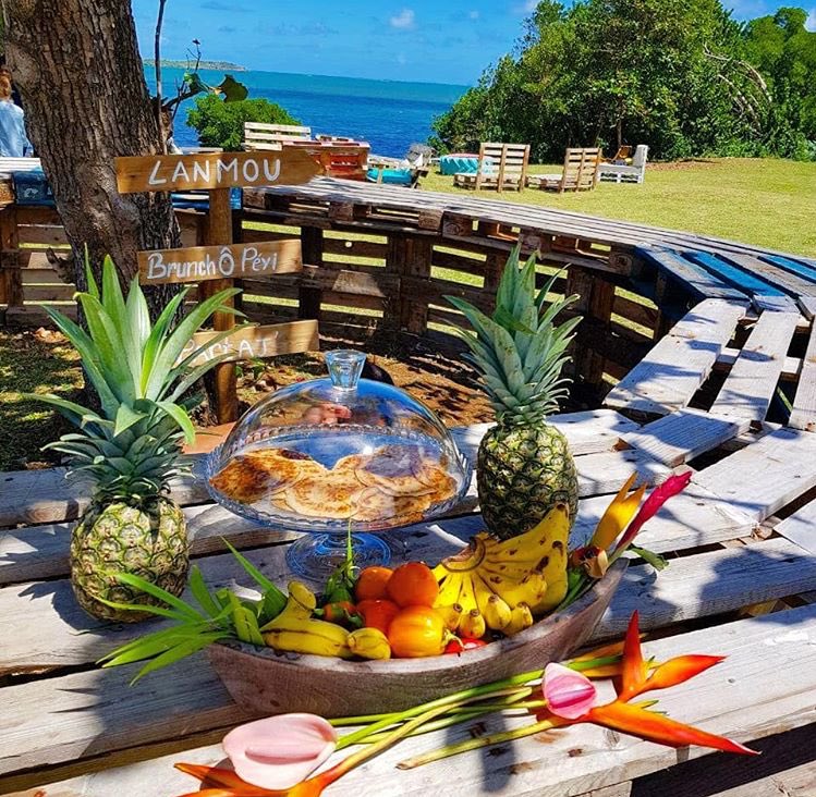 IG_MARTINIQUE's tweet photo. [ #SundayBrunch ] • Concept | Brunch Ô Peyi : lieu insolite et double surprise pour cette revisite des fruits et légumes du terroir { https://t.co/CznG9IgwgK } | #bio #mangelocal #healthy • #Martinique https://t.co/pWsuFrjOoH