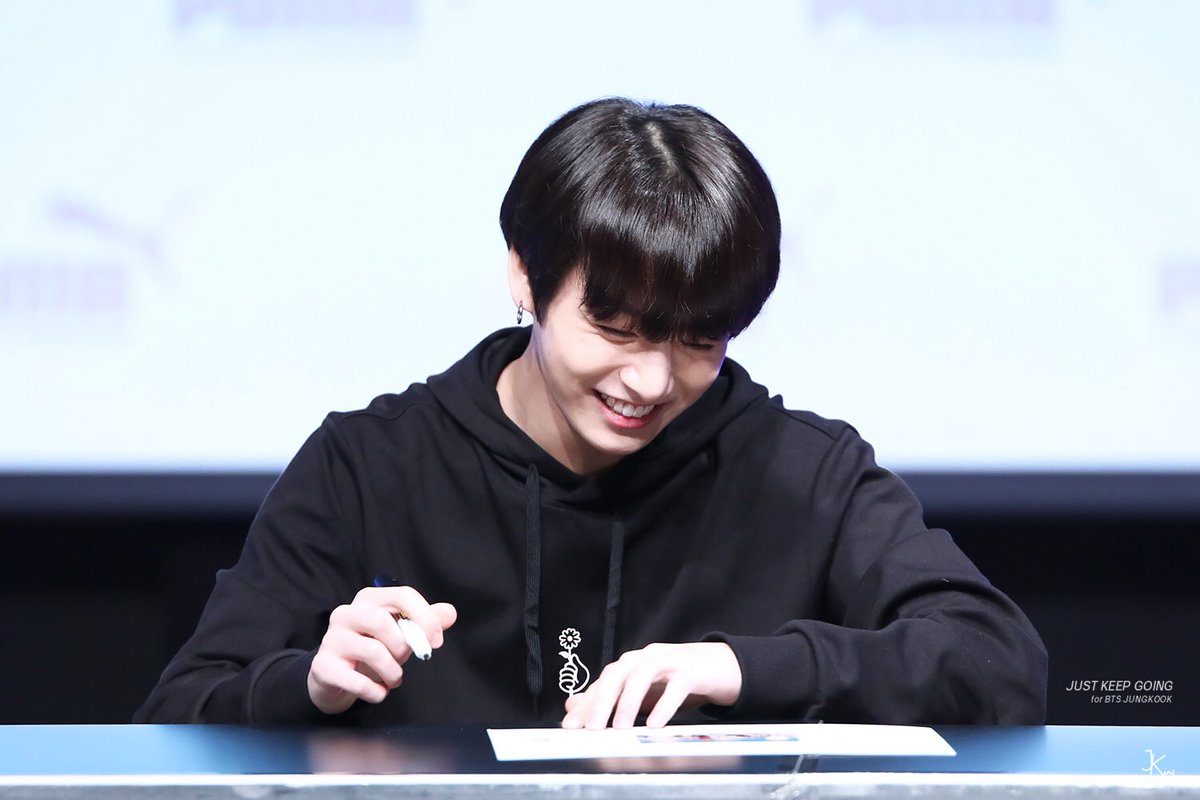 180408 푸마 팬싸 #정국 #BTS <a href="/BTS_twt/">방탄소년단</a> 

정국이 웃을 때마다 세상이 환해지는 기분👼🏻💕