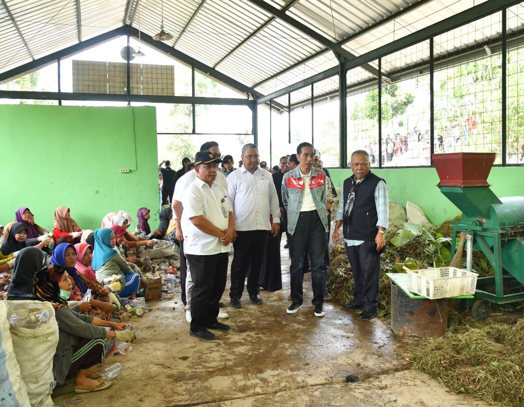 Kunjungan Presiden Joko Widodo pada #PadaKaryaTunai di Pelabuhan Ratu, Sukabumi. 

Desa Citarik telah berhasil merubah desanya dari tempat pembuangan sampah yang bau dan kumuh menjadi tepat wisata resapan air dan menjadikan sampah sebagai produk yang mempunyai nilai ekonomi.