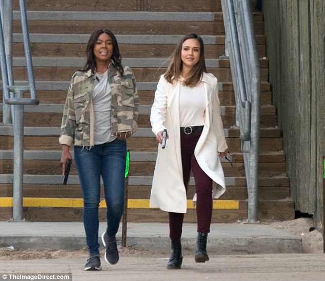 JAlbaFrance's tweet photo. #CANDID : @jessicaalba &amp; @itsgabrielleu sur le tournage du pilot de la série Bad Boys à Los Angeles ce 03 Avril. https://t.co/iHoRWLHUwj https://t.co/tU6djralRC