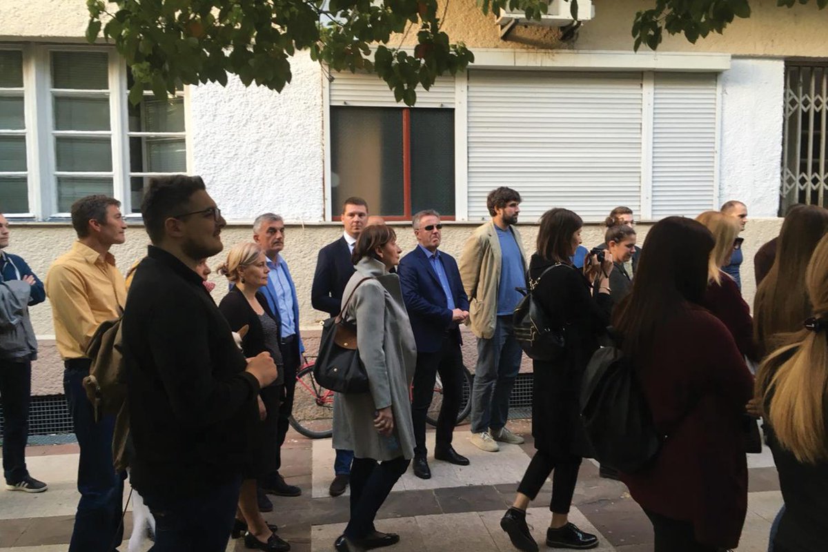 BojanicMladen's tweet photo. Predsjednički kandidat Mladen Bojanić, u svojstvu građanina, podržao je juče mirnu protestnu šetnju povodom svih bombaških napada, atentata i drugih drastičnih narušavanja bezbjednosti građana Crne Gore.

#predsjedničkiizbori
#PolitikaCG
#IzboriCG
#MladenBojanić
#DaZajednoMožemo https://t.co/3ipDyVlaDg