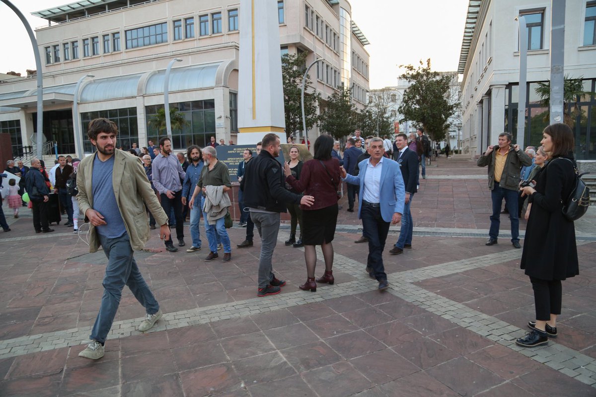 BojanicMladen's tweet photo. Predsjednički kandidat Mladen Bojanić, u svojstvu građanina, podržao je juče mirnu protestnu šetnju povodom svih bombaških napada, atentata i drugih drastičnih narušavanja bezbjednosti građana Crne Gore.

#predsjedničkiizbori
#PolitikaCG
#IzboriCG
#MladenBojanić
#DaZajednoMožemo https://t.co/3ipDyVlaDg