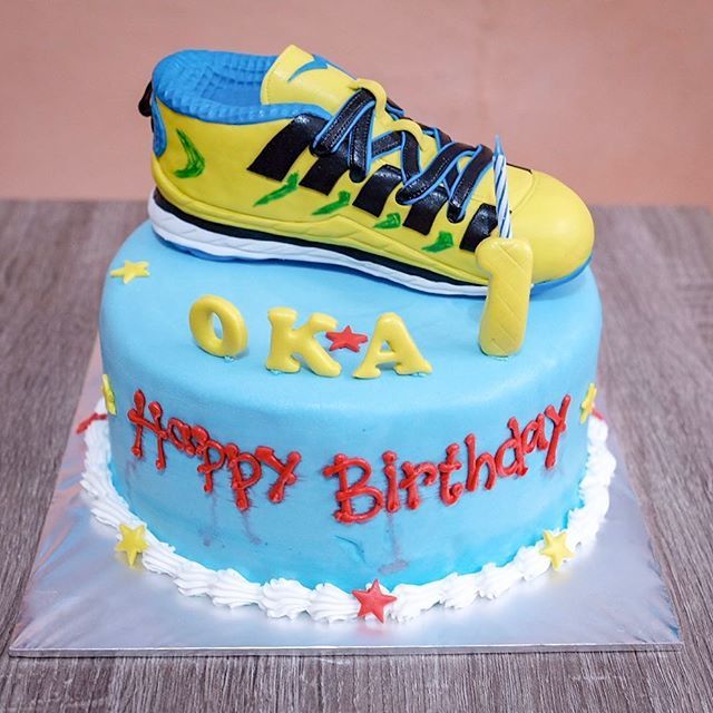 fraulein_ira's tweet photo. When your dad is “Bapak Hoka Indonesia” 🤣🤣🤣 Happy 1st Birthday Oka!
.
.
#BabyHoka #HokaOneOne #HokaSpeedgoat #TimeToFly #TimeToFlyJakarta #Birthday #BirthdayCake #Cake #Shoes #Runningshoes #instacakes #instashoes #Baby #Babyboy #Bayi #runner https://t.co/zABJ3o80Hl https://t.co/lkIb6sMja0