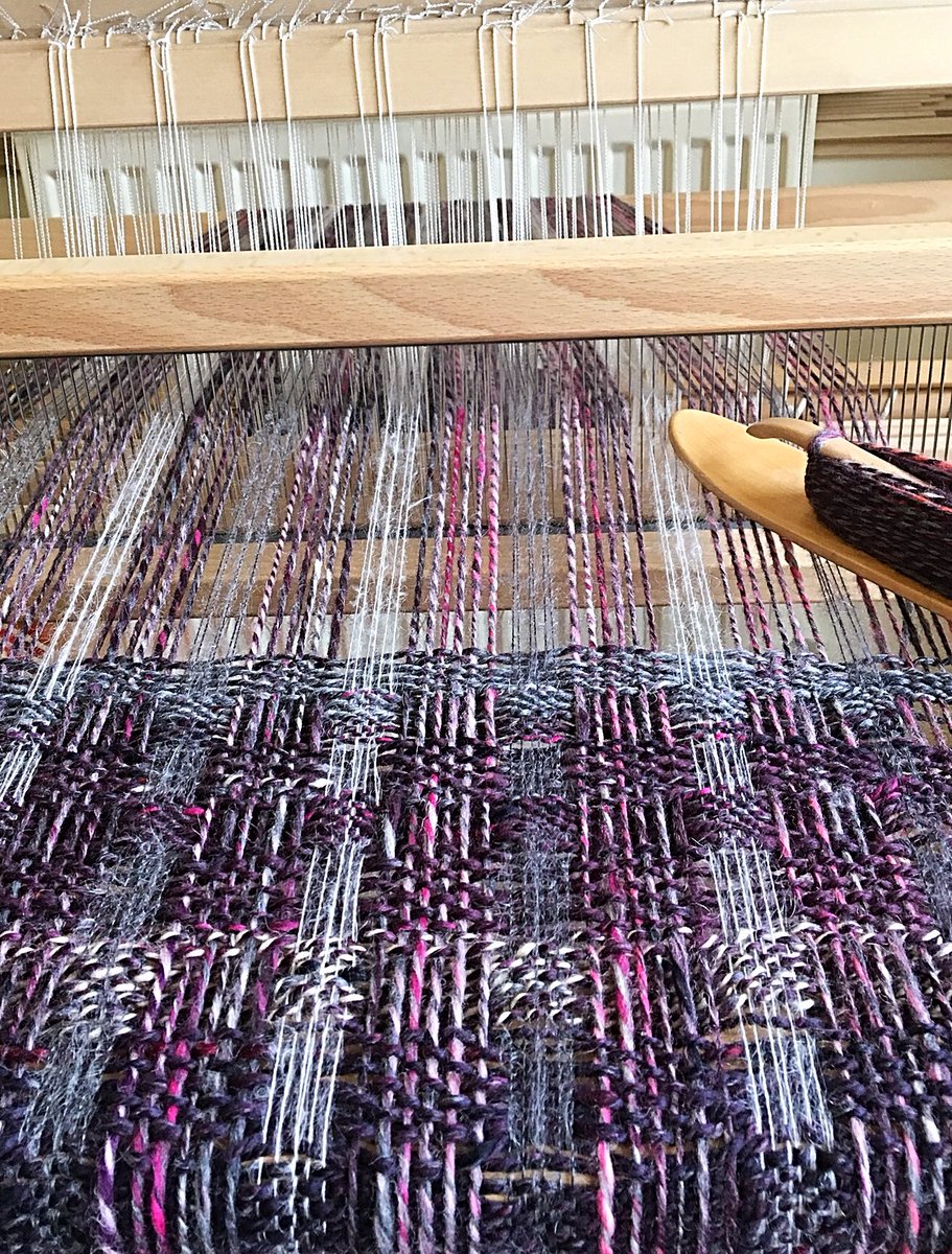 Weaving up my handspun wool using double deflected weave to show the art yarn #HandmadeHour #wool