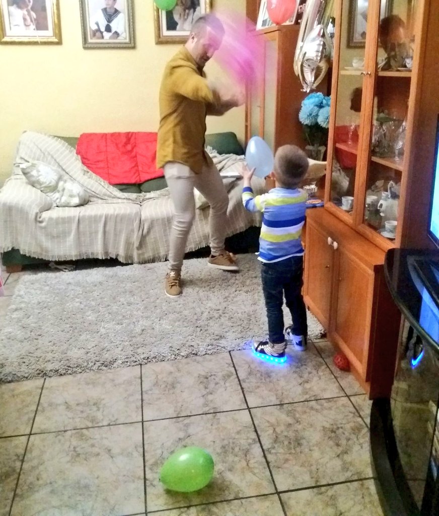 Micaaa_7's tweet photo. "El niño que no juega, no es niño.... pero el hombre que no juega, perdió para siempre al niño que vivía en él y que le hará mucha falta".
👱‍♂️👶🎈🎈

#guerradeglobos https://t.co/usAZJBw6mt