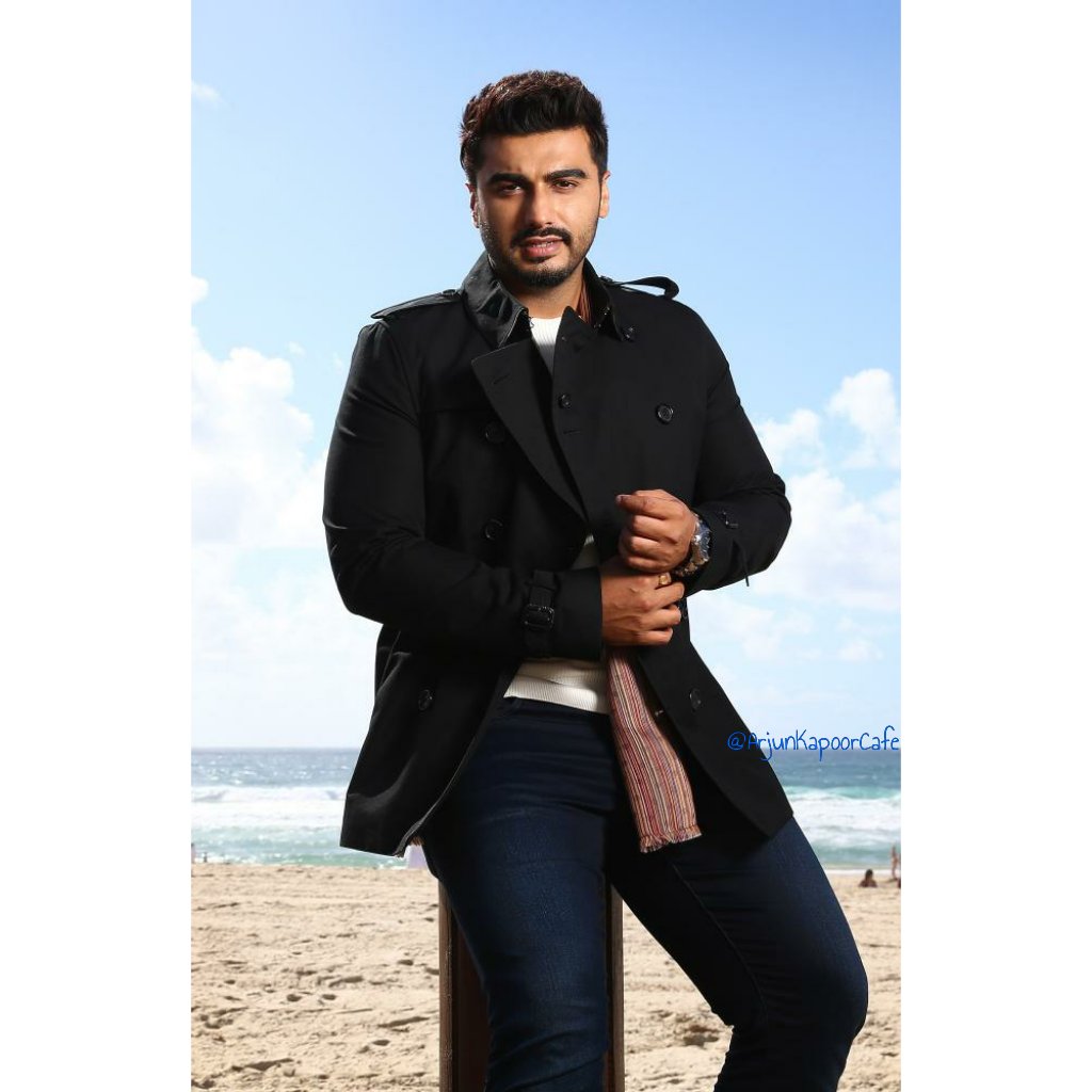 ArjunKapoorCafe's tweet photo. Cant take eyes off Mr Kapoor 😍❤
#Suave #BeachPhotoshot 📷🌊😉

“It feels really nice to be a film star and be able to contribute in your own way by representing your country,” ~ @arjunk26

#CommonwealthGames2018
#ArjunInAustralia 😇

Full Interview 👉https://t.co/Lew4JtZe4l https://t.co/47kq9FPSqG