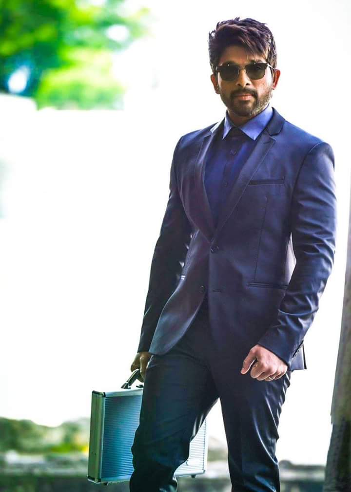 BunnyFreak3's tweet photo. RT @Tamilveedhi: Stylish Starrrrr 😎
#HBDBelovedAlluArjun https://t.co/WKJcjODYMv