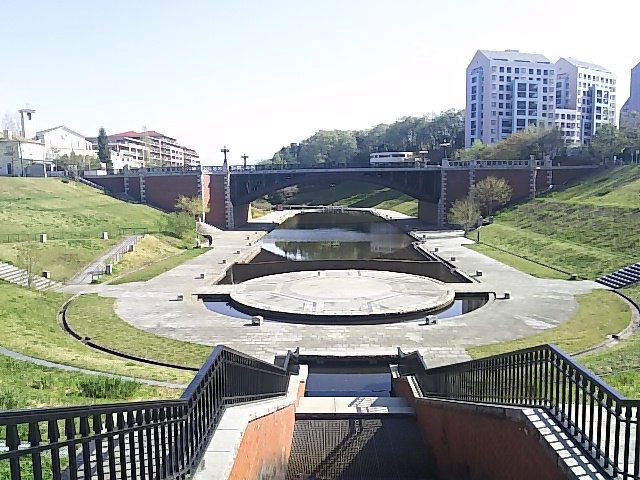 Hhh 3h コードブルー2 冴島はるかが携帯電話で田沢悟史のメッセージを聞いていた橋 これもまた 長池公園の橋だったりします マイボスマイヒーローでは 長瀬 ガッキーのデートコースなのに大違いであり とても同じ場所に思えないから不思議です