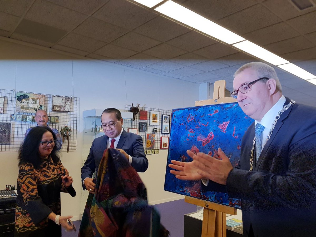 kbridenhaag's tweet image. Pak Dubes dan SIDH hadir di acara Pembukaan Festival Budaya Indonesia bertemakan "Indonesian Roots" di Best, Belanda, yang diadakan oleh Stichting Hibiscus Sabtu, 7 April 2018
#dubes #kbri #denhaag #belanda #sidh #indonesian #indonesia #hibiscus