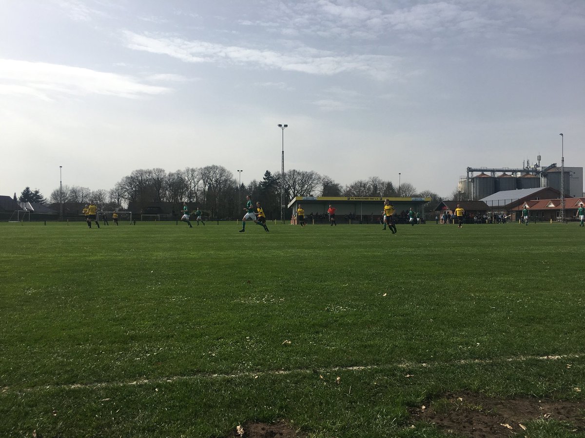 svbethen_news's tweet photo. Anpfiff. Bei orientalischer Musik die aus dem Vereinsheim des #VFLMarkhausen dröhnt pfeifft Schiedsrichter #Stender das Spiel an. #MKHSVB https://t.co/2qRDA8n7tF